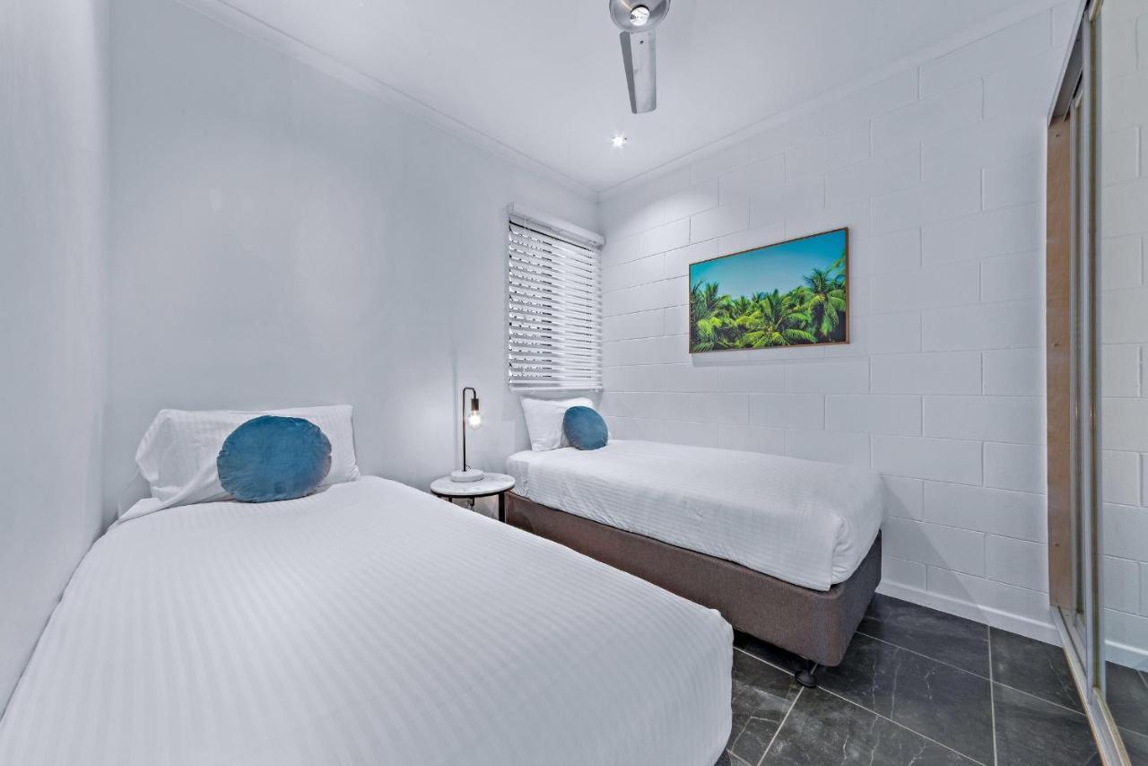 Modern Beach Front Apartment Airlie Beach Exterior photo