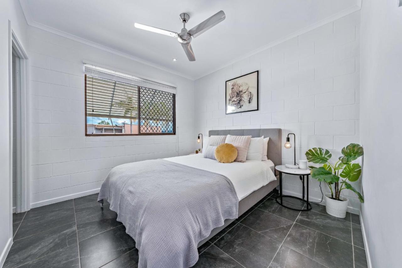Modern Beach Front Apartment Airlie Beach Exterior photo